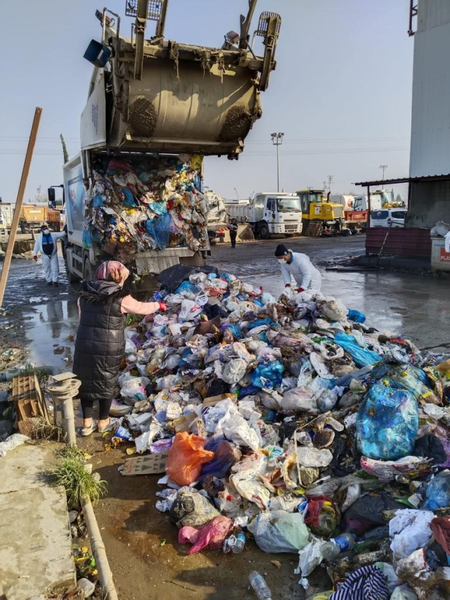 Manisa'da ailenin yanlışlıkla attığı altın çöp kutusunda bulundu