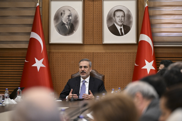 İsrail ordusu Lübnan'ın Nakura kentinde bir binayı vurdu