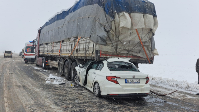 Otomobil, park halindeki tıra ok gibi saplandı: 2 ölü