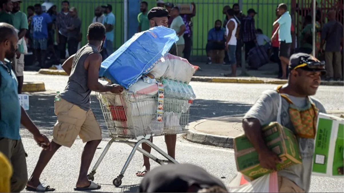 Papua Yeni Gine'de ortalık yangın yeri! Maaş kesintilerini protesto eden binlerce kişi sokaklara indi, OHAL ilan edildi