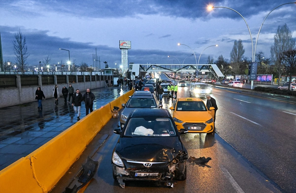 Ankara'da zincirleme kaza: 26 araç birbirine girdi