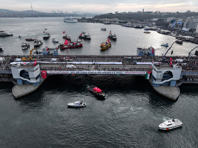 Gazze ve şehitlerimiz için bir araya geldiler! Galata Köprüsü'ndeki tarihi yürüyüşte insan seli