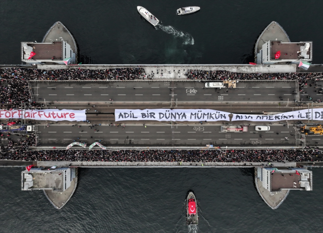 Gazze ve şehitlerimiz için bir araya geldiler! Galata Köprüsü'ndeki tarihi yürüyüşte insan seli