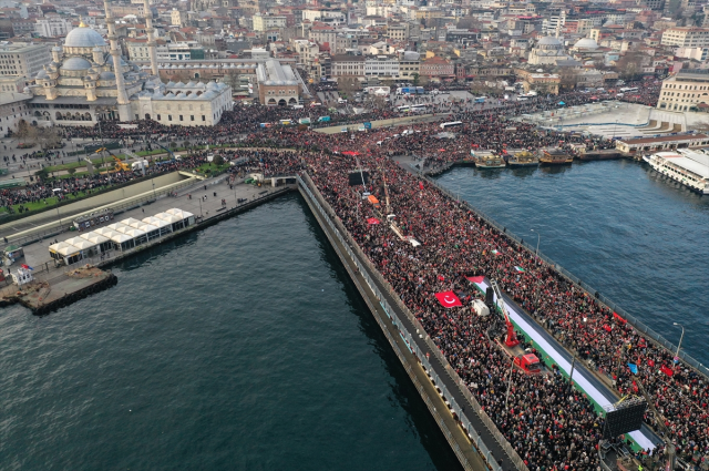 Gazze ve şehitlerimiz için bir araya geldiler! Galata Köprüsü'ndeki tarihi yürüyüşte insan seli