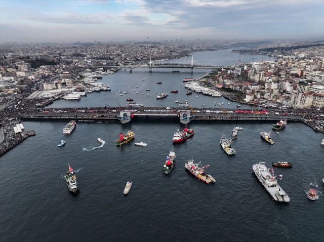 Gazze ve şehitlerimiz için bir araya geldiler! Galata Köprüsü'ndeki tarihi yürüyüşte insan seli