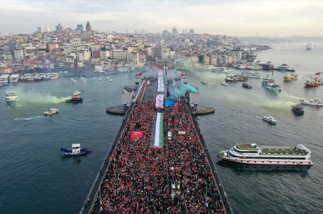 Gazze ve şehitlerimiz için bir araya geldiler! Galata Köprüsü'ndeki tarihi yürüyüşte insan seli