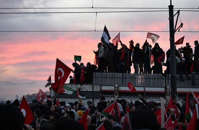 Yılın ilk gününde Galata'dan tarihi mesaj! İşte yürüyüşe katılan kişi sayısı