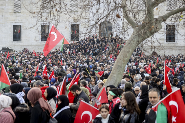 Yılın ilk gününde Galata'dan tarihi mesaj! İşte yürüyüşe katılan kişi sayısı