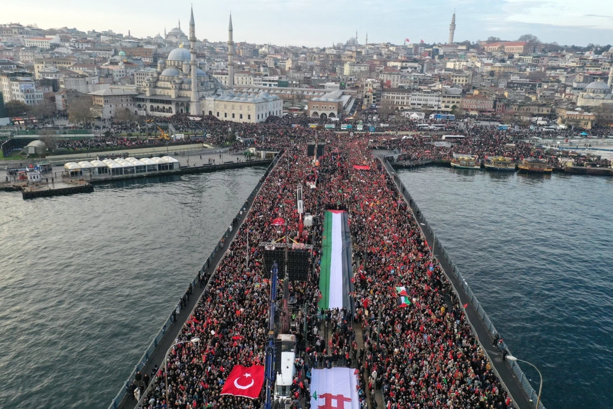 Yılın ilk gününde Galata'dan tarihi mesaj! İşte yürüyüşe katılan kişi sayısı