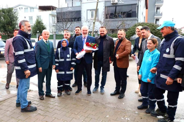 Yapılan zam sonrası mest olan işçiler, belediye başkanını omuzlara çıkardı