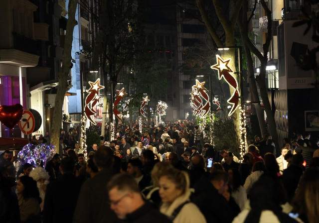 İstanbul Boğazı'nda yeni yıla özel havai fişekli görsel şölen