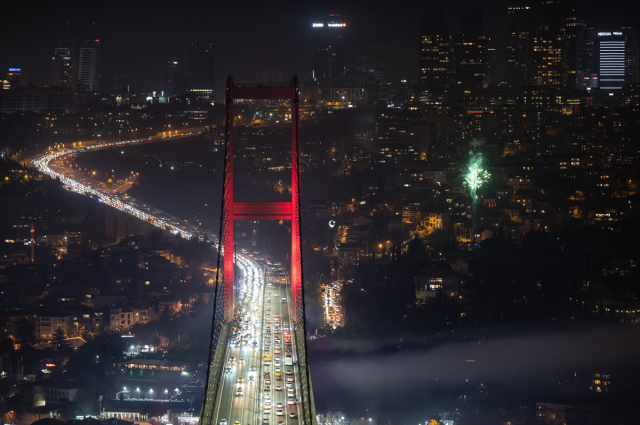 İstanbul Boğazı'nda yeni yıla özel havai fişekli görsel şölen