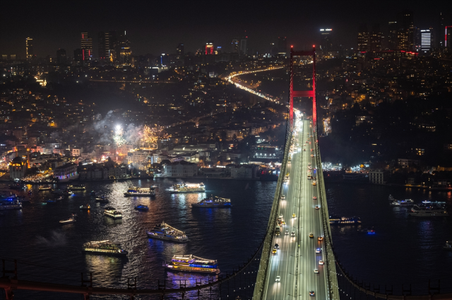 İstanbul Boğazı'nda yeni yıla özel havai fişekli görsel şölen