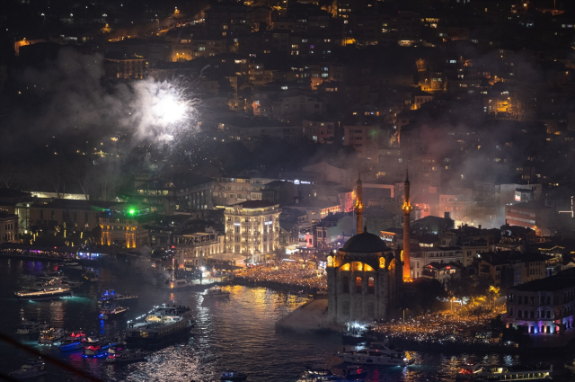 İstanbul Boğazı'nda yeni yıla özel havai fişekli görsel şölen