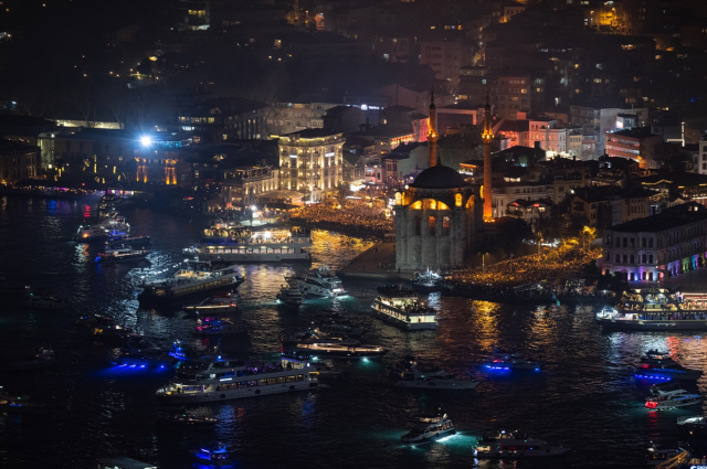 İstanbul Boğazı'nda yeni yıla özel havai fişekli görsel şölen