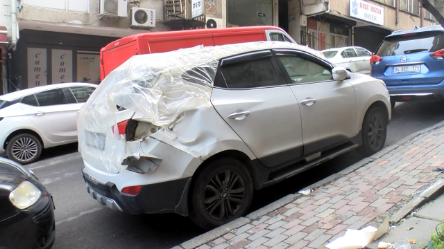 Vinçten malzeme indiren işçi, 4. kattan otomobilin üzerine düştü