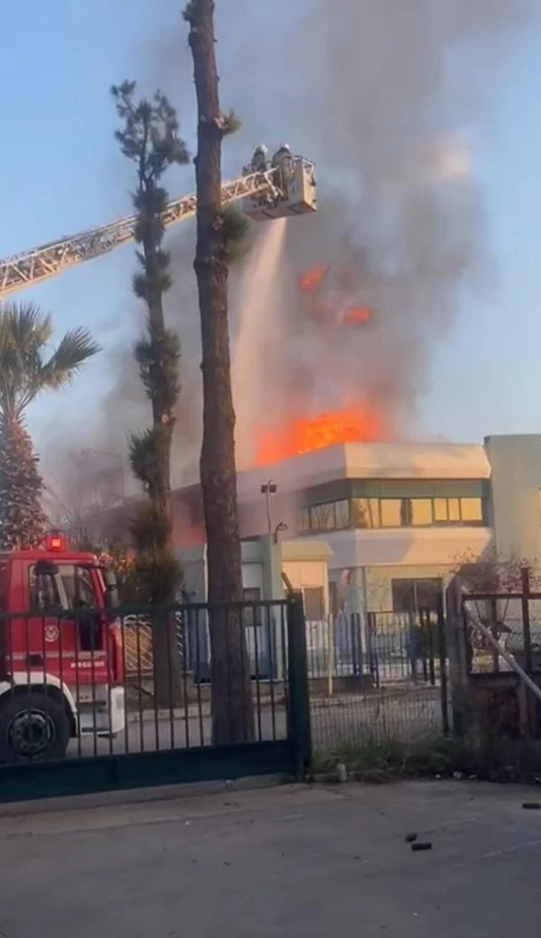 İzmir'de parfüm fabrikası alevlere teslim oldu: 1 ölü, 3 yaralı