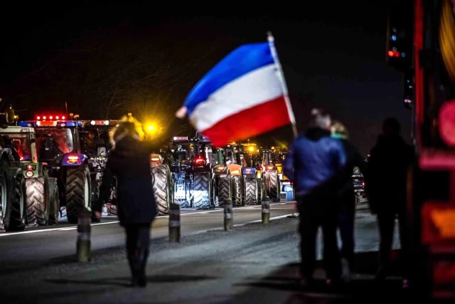 Avrupa'da tarım politikalarını protesto eden çiftçiler Belçika-Hollanda sınırını kapattı