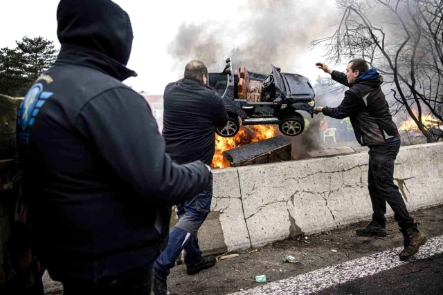 Avrupa'da tarım politikalarını protesto eden çiftçiler Belçika-Hollanda sınırını kapattı