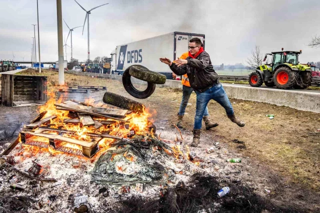 Avrupa'da tarım politikalarını protesto eden çiftçiler Belçika-Hollanda sınırını kapattı