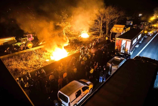 Avrupa'da tarım politikalarını protesto eden çiftçiler Belçika-Hollanda sınırını kapattı