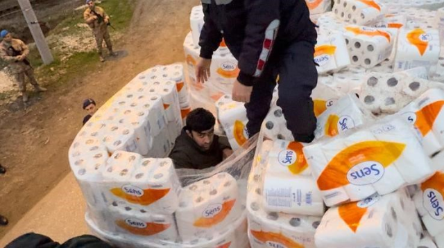 Düzce'de tırın dorsesinde kağıt havluların arasında 39 düzensiz göçmen yakalandı