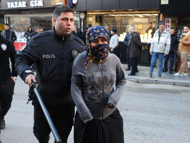 Suçüstü yakalanan Cono kadınları, kurtulmak için kuyumcuya tuvaletini yaptı