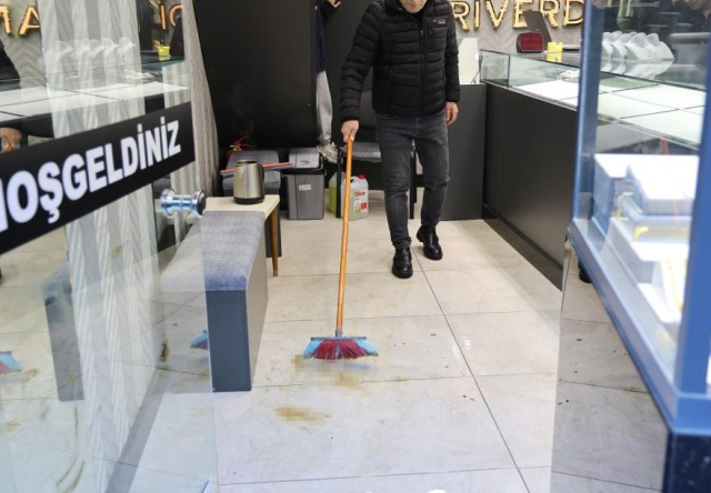 Suçüstü yakalanan Cono kadınları, kurtulmak için kuyumcuya tuvaletini yaptı