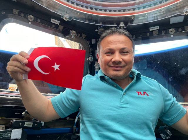 Cumhurbaşkanı Erdoğan, Türkiye'nin ilk astronotu Alper Gezeravcı ile görüştü