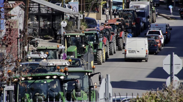 Yunanistan'da çiftçiler traktörleriyle eylem yaptı