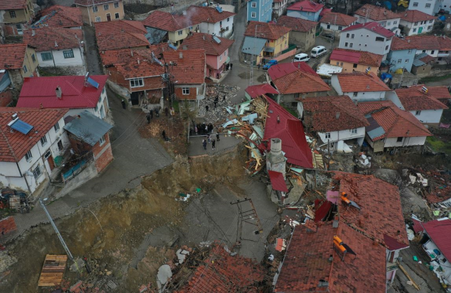 Hayrete düşüren görüntü! Koca köy adeta ikiye ayrıldı