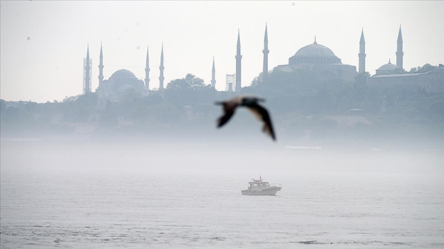 İstanbul Boğazı'ndaki gemi trafiği sis nedeniyle durduruldu