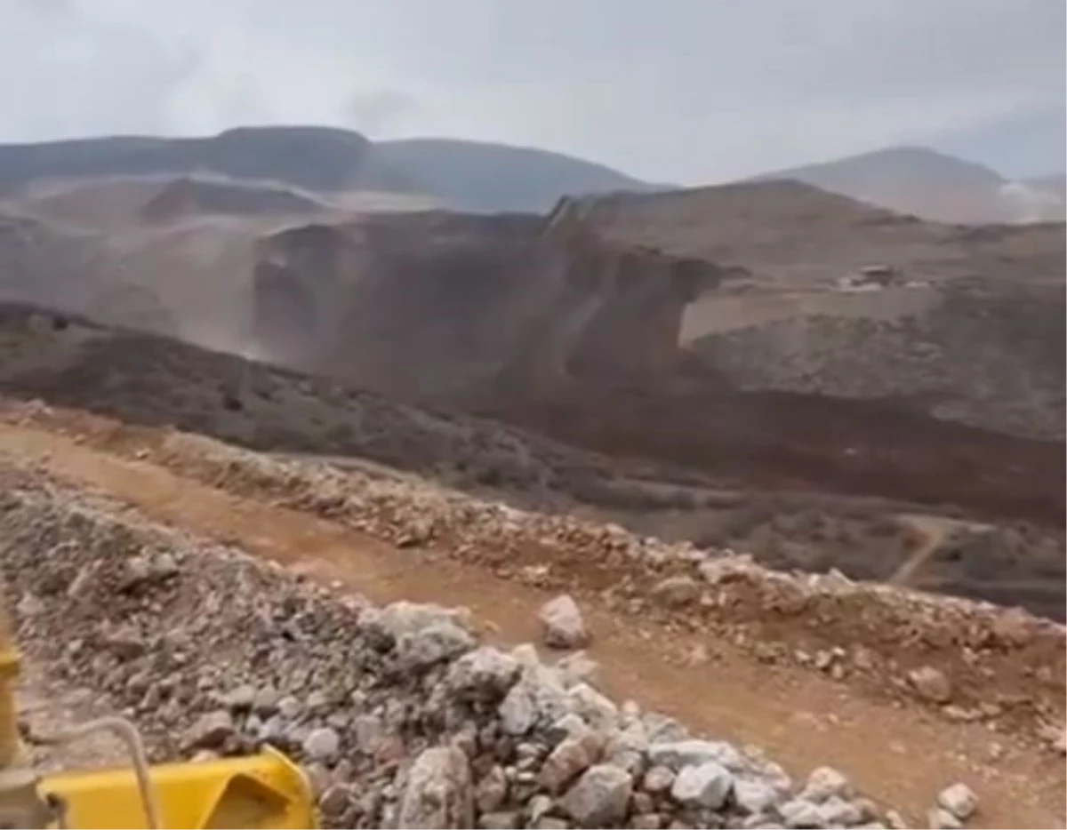 Erzincan'da altın madenin bulunduğu alandaki toprak kayması kamerada