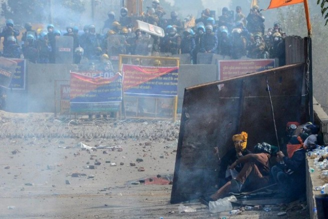 Hindistan'da çiftçilerin protestosuna biber gazlı müdahale