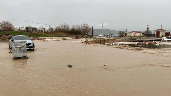 Çanakkale'yi vuran sağanak Kepez Çayı'nı taşırdı, kentte motosiklet ve motokuryelerin trafiğe çıkışı yasaklandı