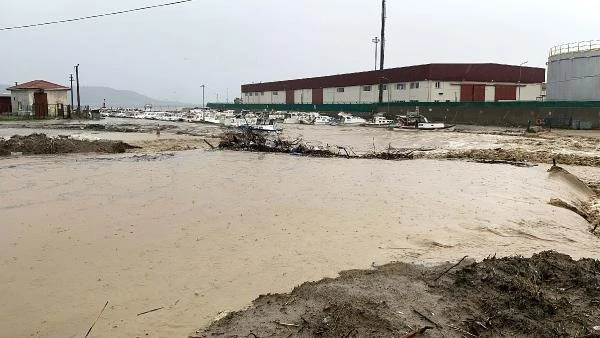 Çanakkale'yi vuran sağanak Kepez Çayı'nı taşırdı, kentte motosiklet ve motokuryelerin trafiğe çıkışı yasaklandı