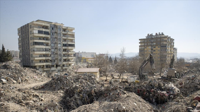 Ebrar Sitesi'nden sağ çıkan vatandaş konuştu: 'Burayı bize depreme dayanıklı diyerek sattılar'