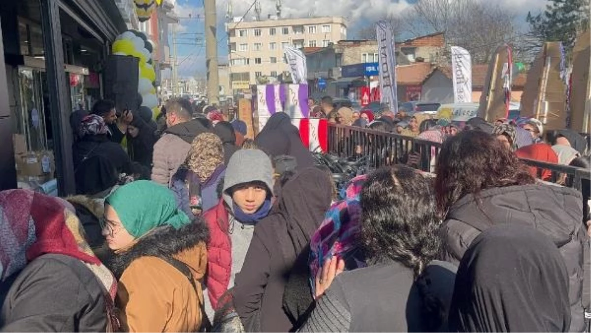 Ucuz eşya izdihamı! Vatandaşlar adeta birbirlerini ezdiler