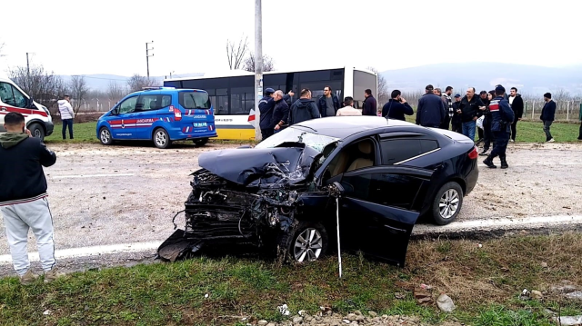 Özel halk otobüsü ile otomobil kafa kafaya çarpıştı: 1 ölü, 8 yaralı