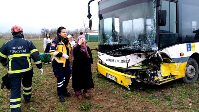 Özel halk otobüsü ile otomobil kafa kafaya çarpıştı: 1 ölü, 8 yaralı