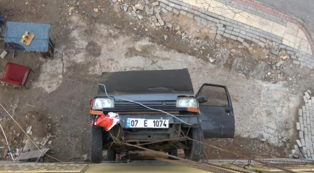 Sürekli kazaya karışan otomobiline ceza vererek binaya astı