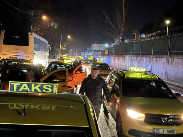 Öldürülen taksi şoförü için meslektaşlarından alkışlı protesto