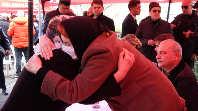 İYİ Parti liderinin ablası son yolculuğuna uğurlandı! Akşener ve İmamoğlu afiş krizinin ardından ilk kez cenaze töreninde bir araya geldi