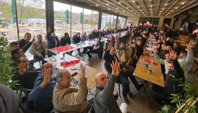 Skandal görüntü! Belediye başkan adayına destek için toplanan grup Türk bayraklarını masa örtüsü yaptı