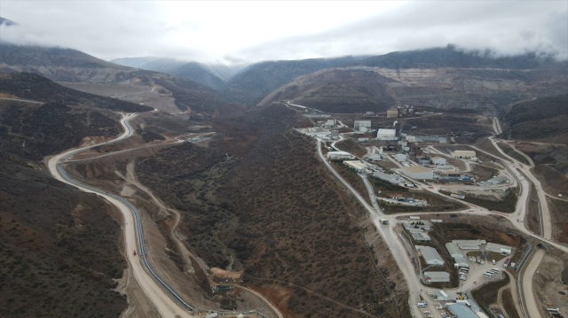 Erzincan'da zamana karşı yarış! Toprak altında kalan 9 işçi için aramalar devam ediyor