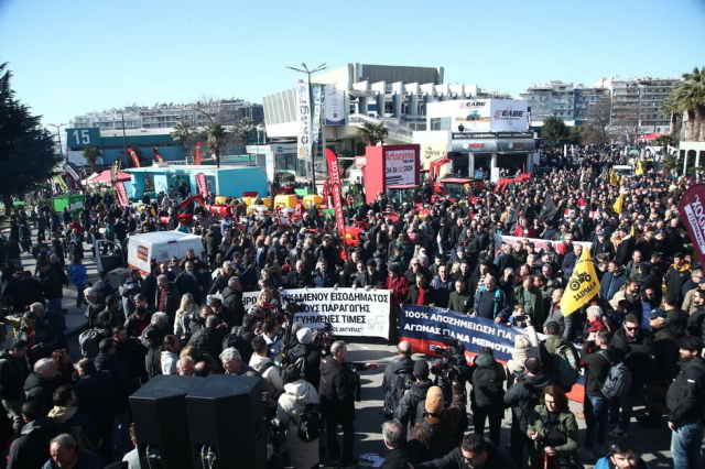 Yunanistan'da çiftçiler traktörleriyle eylem yaptı