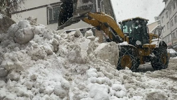 3 gündür durmadan yağan kar, 20 yılın rekorunu kırdı! İlçede hayat durmuş durumda