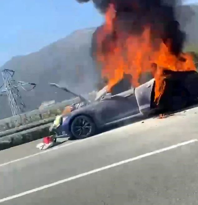 Görüntü Bursa'dan! Tesla marka elektrikli otomobil alev topuna döndü