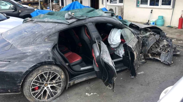 Mısır'a kaçan ünlü yazarın oğlunun kullandığı Porsche'nin son hali! Kazanın şiddeti resmen ortada