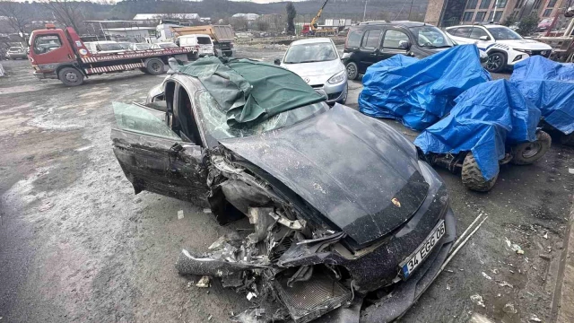 Mısır'a kaçan ünlü yazarın oğlunun kullandığı Porsche'nin son hali! Kazanın şiddeti resmen ortada